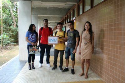 Alunos Ingressantes do curso de Física, orientados por alunos veteranos, conhecem as dependências da Ufam no primeiro dia de aula